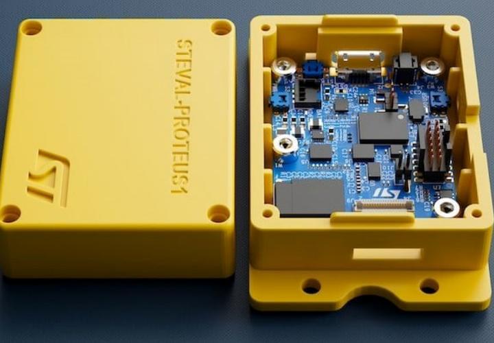 将振动和 MEMS 温度传感器、电源管理、安全元件以及运行机器学习库的 STM32 MCU 组合在一起